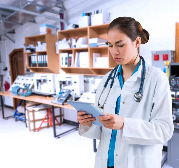 Médico de pie con la PC tableta —  Fotos de Stock