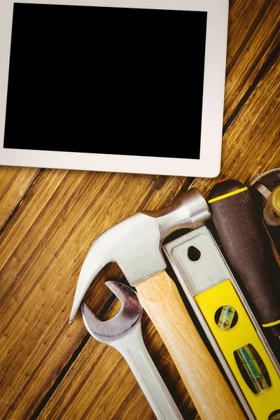 Tablet pc tegen tools — Stockfoto