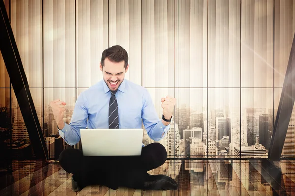 Zakenman zitten met zijn laptop gejuich — Stockfoto