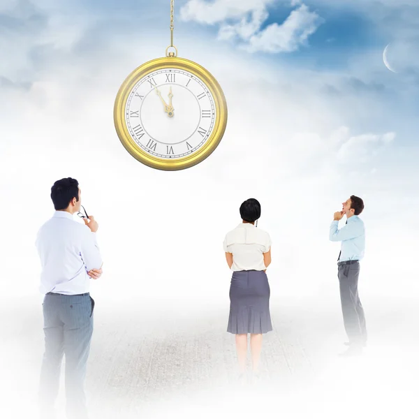 Business people looking on clock — Stock Photo, Image