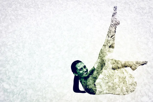 Kvinnan sträcker sig kroppen i fitnesstudio — Stockfoto
