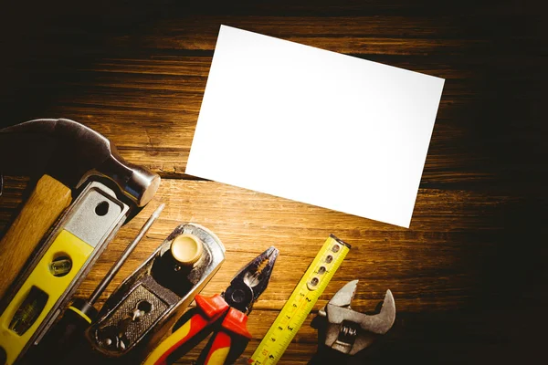 Cartão branco contra ferramentas — Fotografia de Stock