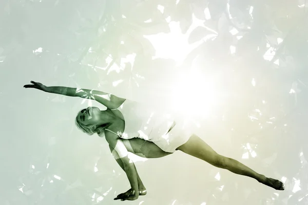 Sportig kvinna utövar yoga — Stockfoto