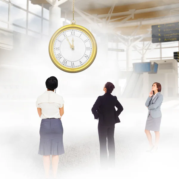 Businesswomen looking on clock — Stock Photo, Image