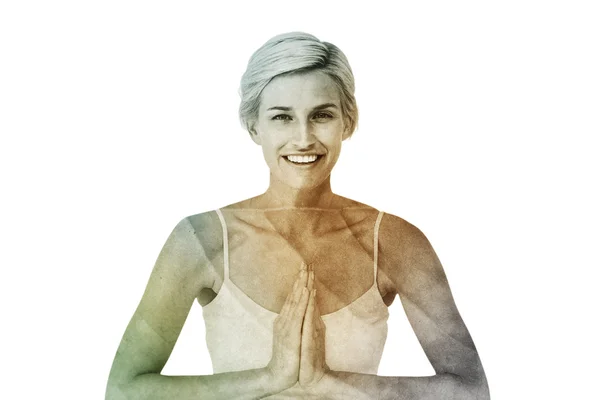 Mujer haciendo yoga sonriendo —  Fotos de Stock