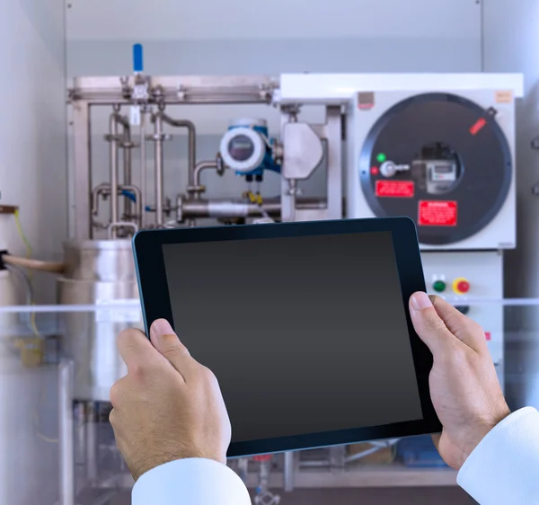 Man using tablet — Stock Photo, Image