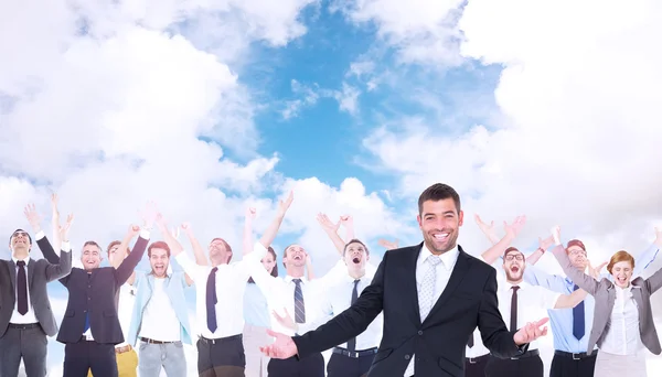 Empresário sorrindo com as mãos para fora — Fotografia de Stock