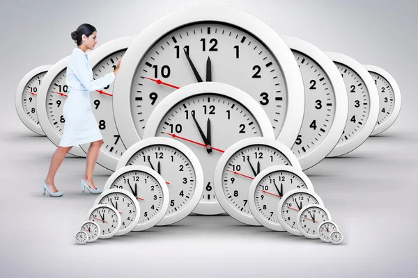 Empresaria empujando reloj — Foto de Stock