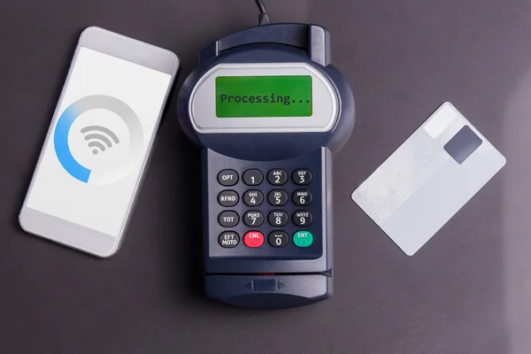 Wifi mot å betale med smarttelefon – stockfoto