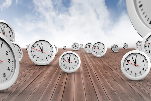 Relojes contra el cielo nublado — Foto de Stock