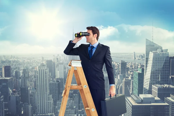 Hombre de negocios mirando en escalera — Foto de Stock