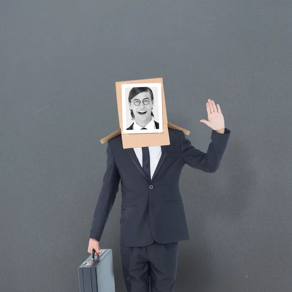Affärsman med foto låda på huvudet — Stockfoto