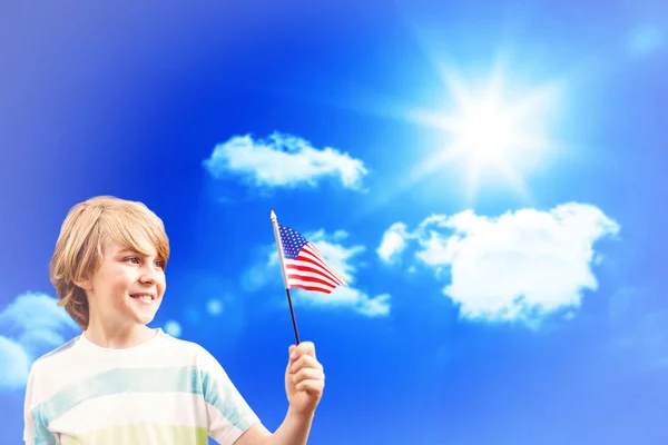 Menino com bandeira americana — Fotografia de Stock