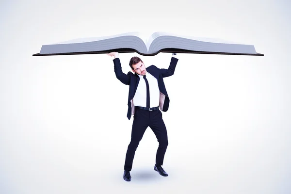 Hombre de negocios en traje sosteniendo libro — Foto de Stock