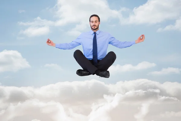 Uomo d'affari meditando in posa loto — Foto Stock