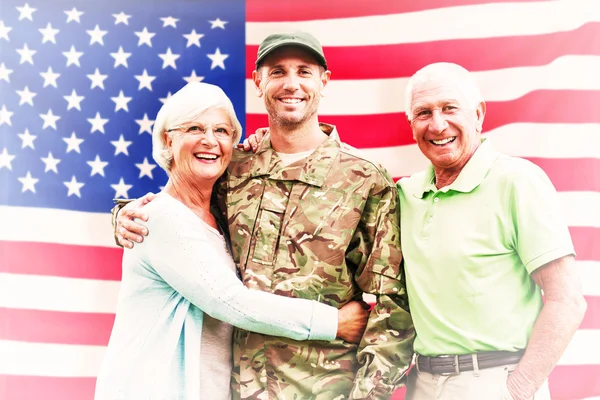 Soldier reunited with parents — Stock Photo, Image