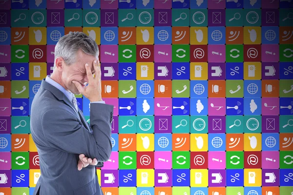 Empresario con dolor de cabeza contra la pared de la aplicación — Foto de Stock