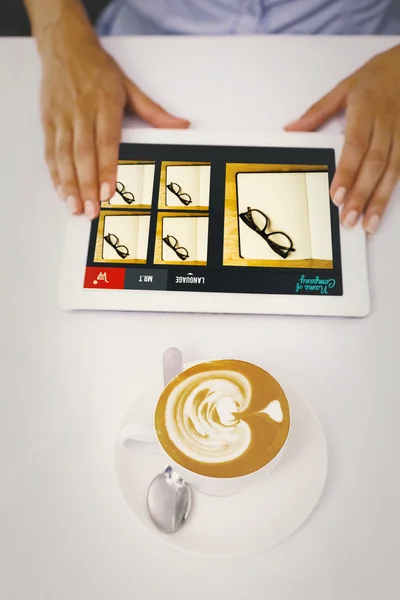 Close-up de tablet digital e café na mesa — Fotografia de Stock