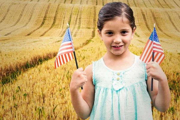 Amerikan bayrakları ile şirin kız — Stok fotoğraf