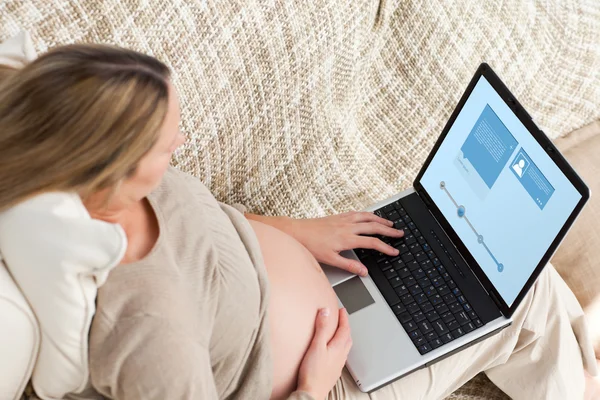 Futura mãe usando laptop — Fotografia de Stock