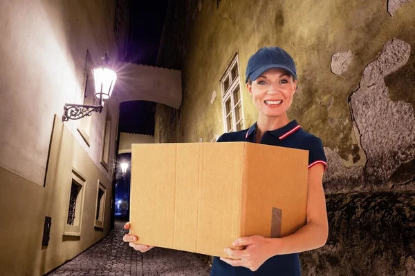 Доставка женщина держит картонную коробку — стоковое фото