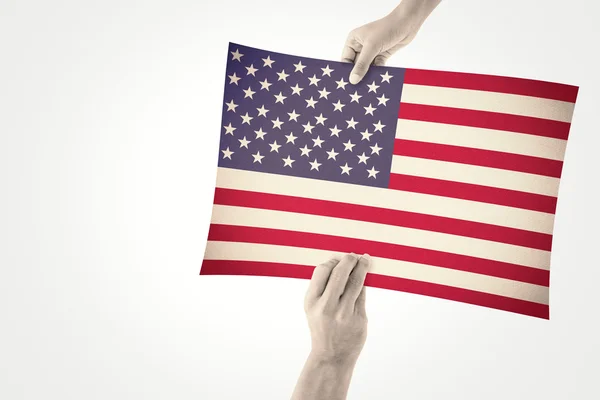 Руки, показывающие США национальный флаг — стоковое фото