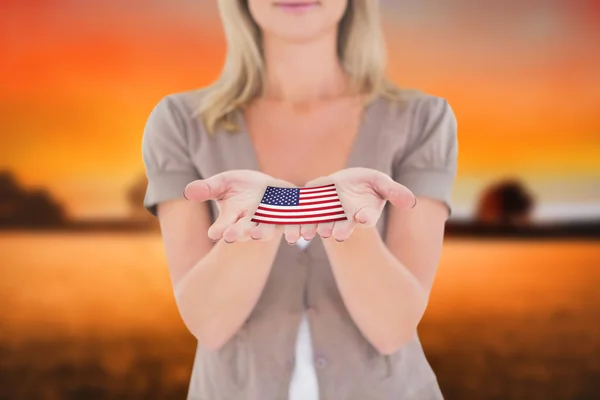 Frau mit US-Nationalflagge — Stockfoto