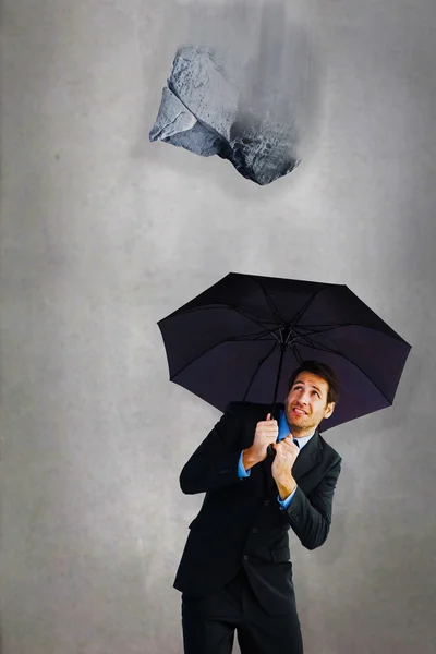 Homme d'affaires à l'abri sous parapluie — Photo