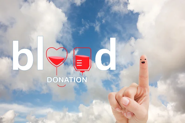 Donación de sangre contra el cielo azul —  Fotos de Stock