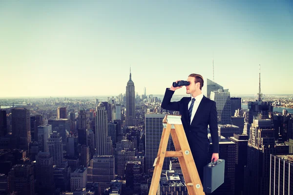 Geschäftsmann schaut auf Leiter — Stockfoto