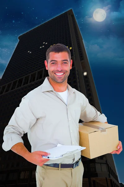 Homem de entrega com caixa de papelão — Fotografia de Stock