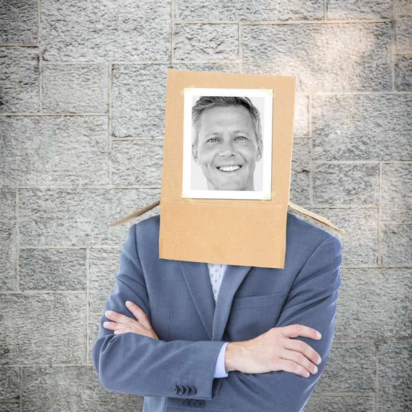 Zakenman met foto box op hoofd — Stockfoto