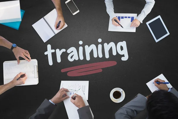 Opleiding tegen schoolbord — Stockfoto