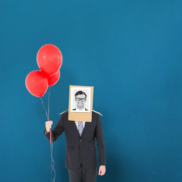 Empresario con caja de fotos en la cabeza — Foto de Stock