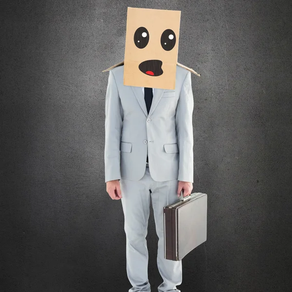 Hombre de negocios anónimo de pie con caja en la cabeza — Foto de Stock