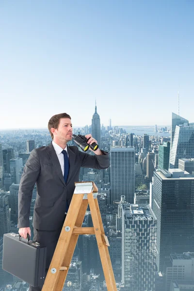 梯子の上で探している実業家 — ストック写真