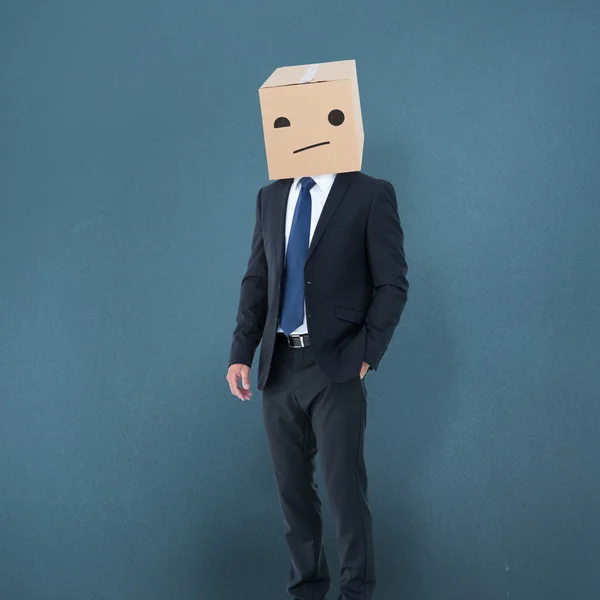 Hombre de negocios anónimo de pie con caja en la cabeza —  Fotos de Stock