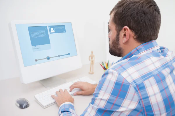 Zakenman werkt op de computer — Stockfoto