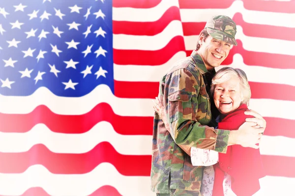 Solider reunido com a mãe — Fotografia de Stock