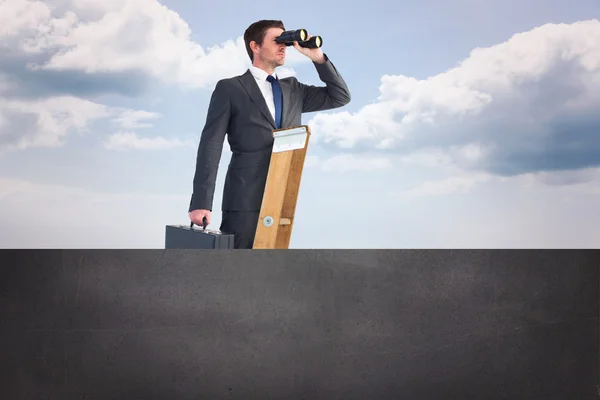 Hombre de negocios mirando en escalera — Foto de Stock