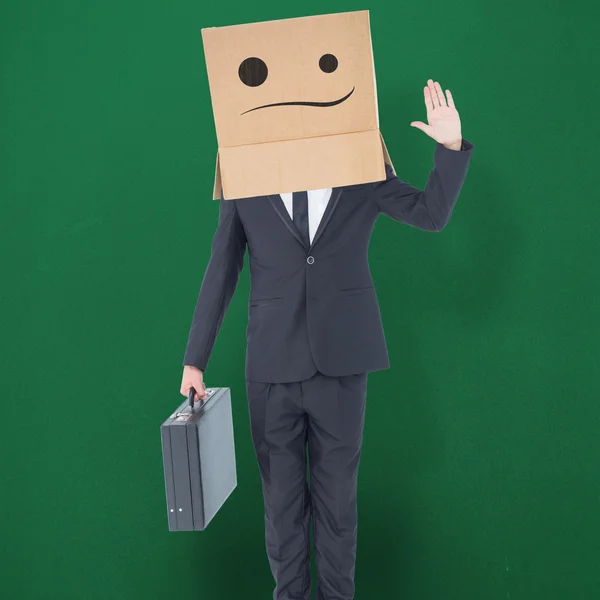 Anonym affärsman står med låda på huvudet — Stockfoto