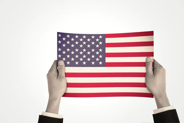 Руки, показывающие США национальный флаг — стоковое фото