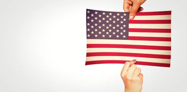 Manos mostrando bandera nacional de EE.UU. — Foto de Stock