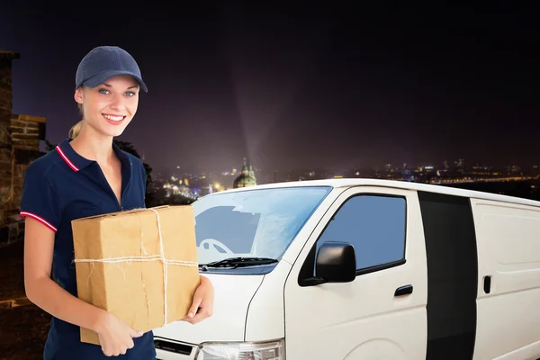 Entrega mujer sosteniendo caja de cartón — Foto de Stock