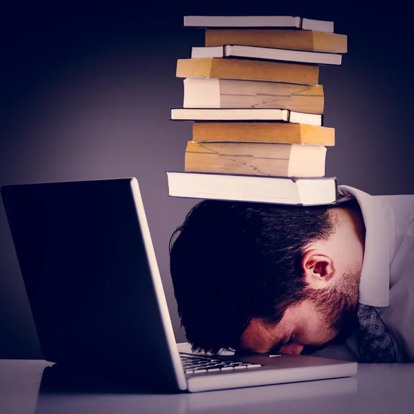 Imagem composta de empresário exausto dormindo cabeça no laptop — Fotografia de Stock