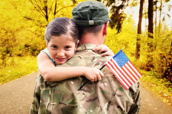 Солдат возз'єднався з дочкою — стокове фото