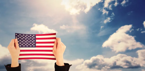 Manos mostrando bandera nacional de EE.UU. — Foto de Stock