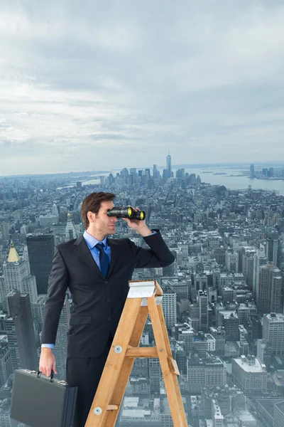 Geschäftsmann schaut auf Leiter — Stockfoto