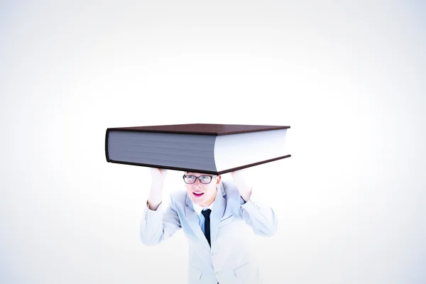 Hombre de negocios en traje sosteniendo libro — Foto de Stock