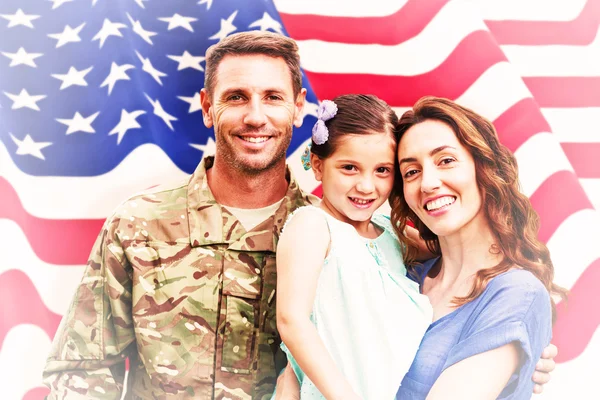 Soldat gjenforent med familien – stockfoto